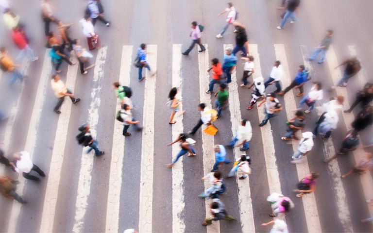 Personas cruzando una calle